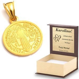 Złoty medalik 585 św. Benedykt pudełko z dedykacją i torebką
